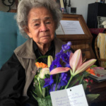 Francisca Pattipilohy krijgt bloemen